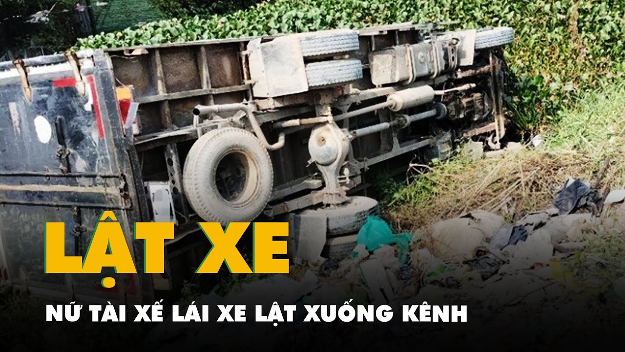 Xe tải do nữ tài xế lái lật xuống kênh ở Bình Chánh