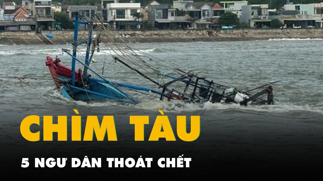 Tàu cá bị sóng đánh chìm, 5 ngư dân thoát chết