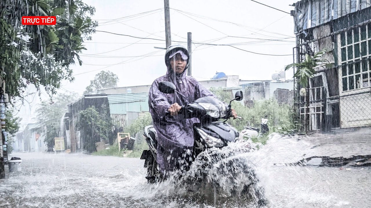 Trực tiếp: Mưa lớn do áp thấp xuất hiện trên Biển Đông hướng về miền Trung