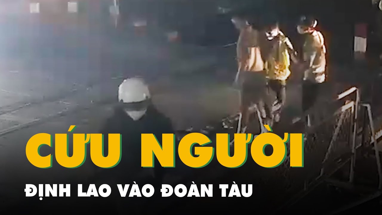 Khoảnh khắc cứu người định lao vào đoàn tàu, nhân viên gác chắn được khen thưởng