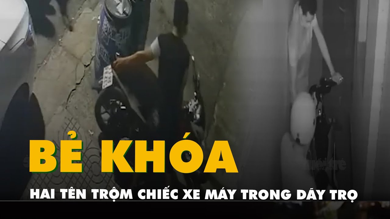 Camera quay cảnh hai tên trộm cố sức bẻ khóa chiếc xe máy trong dãy trọ