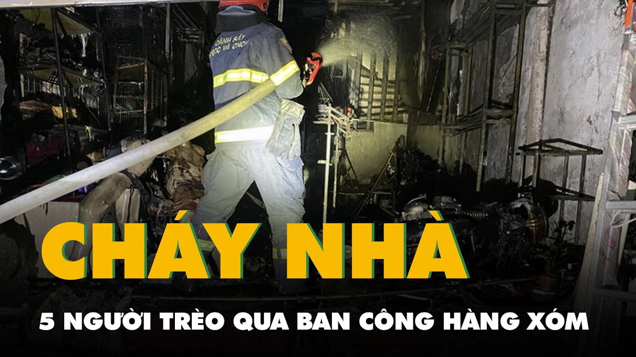 Nhà 4 tầng bốc cháy ở Hà Nội, 5 người trèo qua ban công hàng xóm thoát hiểm