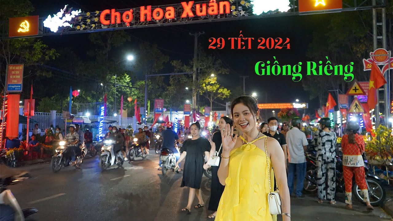 29 Tết Gia Đình Hương Đi Chợ Hoa Đón Xuân 2024