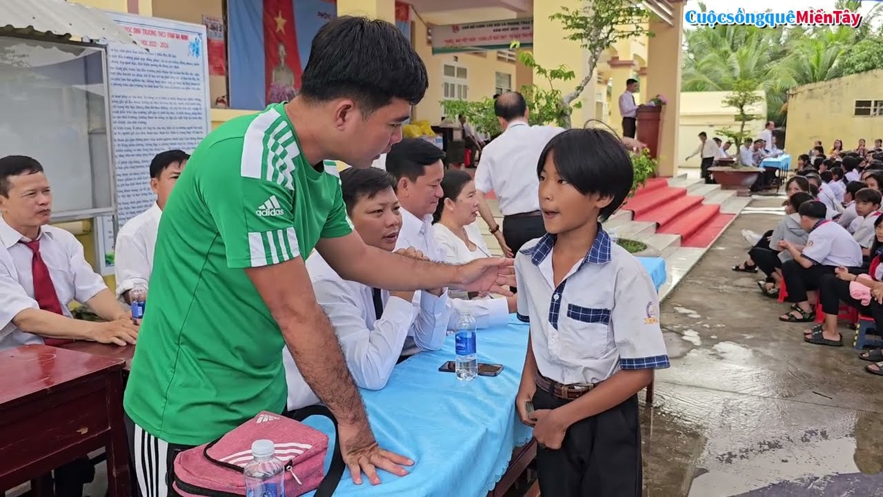 Bà Cô tặng xe đạp và tập cho các em năm học mới [12 tháng 9, 2024]