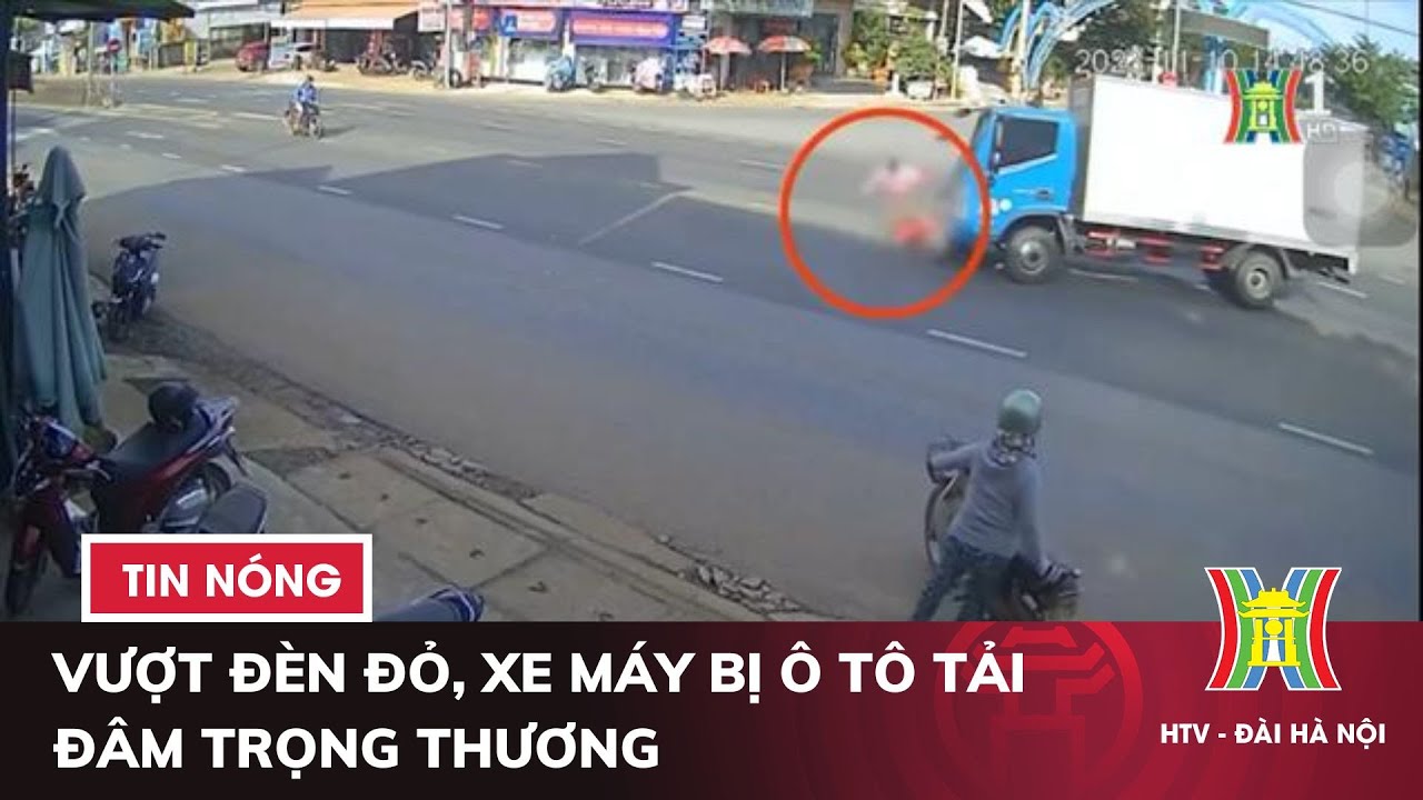 Vượt đèn đỏ, xe máy bị ô tô tải đâm trọng thương | Tin nóng nhất hôm nay