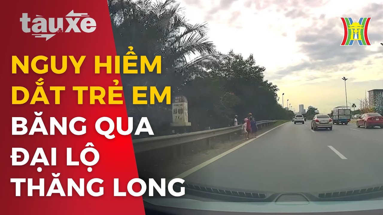 Nguy hiểm dắt trẻ em băng qua Đại lộ Thăng Long | Tàu và xe | Tin tức mới nhất hôm nay