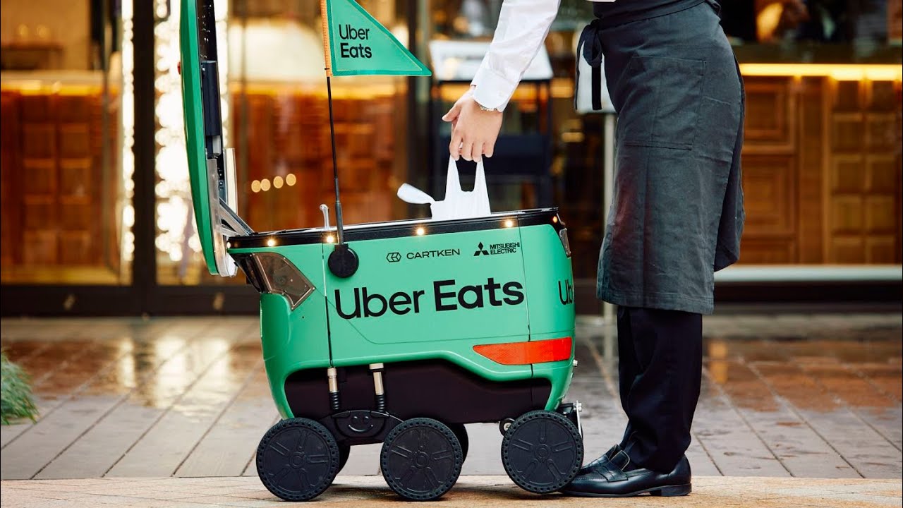 Cận cảnh robot giao đồ ăn Uber Eats tại Nhật Bản