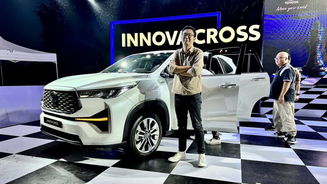 "Trên tay" Toyota Innova Cross 2023 Hybrid: giá quá ngon, không cần thịt bò!