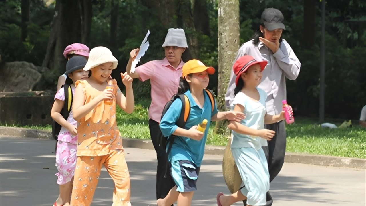 Mãi đi chơi, ba mẹ để lạc mất con gái ở thảo cầm viên | Phim Hài Tết Nhà Có 5 Nàng Tiên