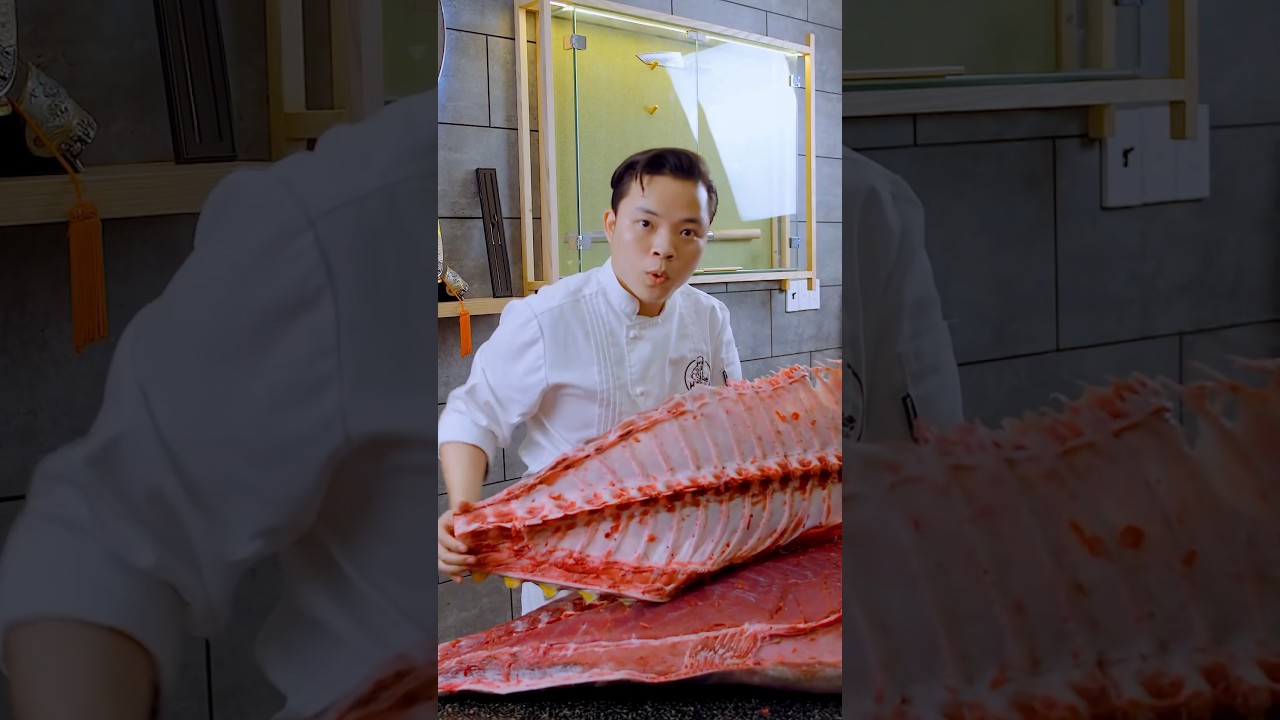 Some scenes from tomorrow's giant fish cutting clip, the fish is so heavy hehe #hoshiphan #maguro