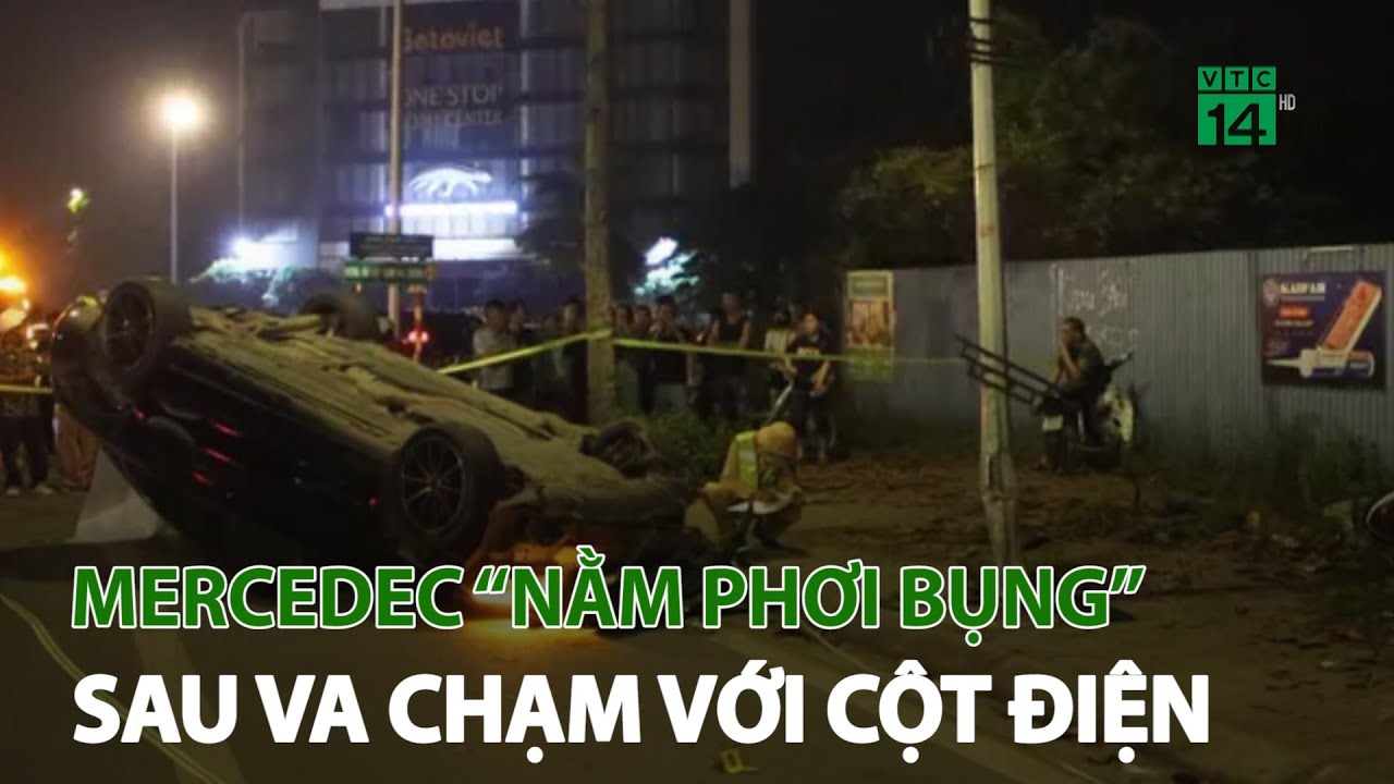 Xe mercedec “nằm phơi bụng” sau va chạm với cột điện | VTC14