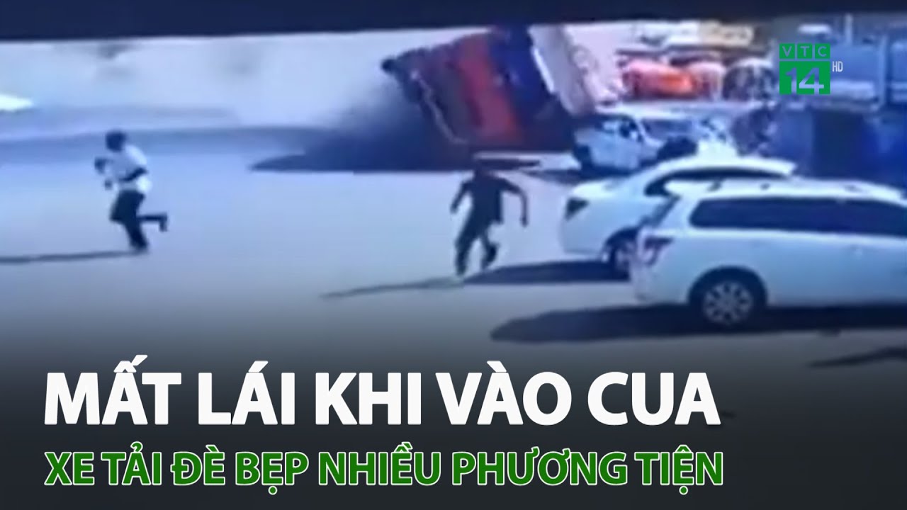 M.ấ.t l.á.i khi vào cua, xe tải đ.è b.ẹ.p nhiều phương tiện | VTC14