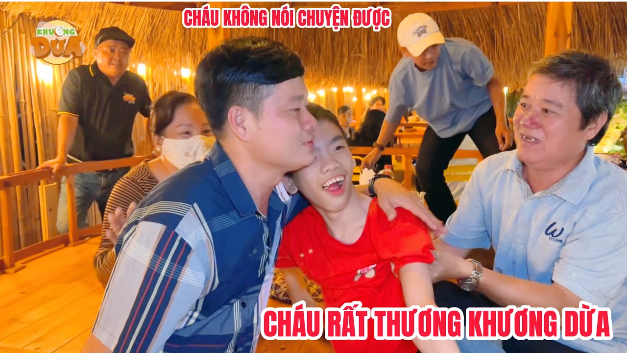 Xúc động cậu bé chậm phát triển không biết nói nhưng rất thích xem và thương chú Khương Dừa