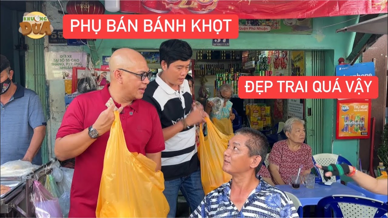 Khương Dừa phụ anh Color Man bán bánh khọt mà bà con cứ theo khen đẹp trai nghe mắc cỡ muốn xỉu…