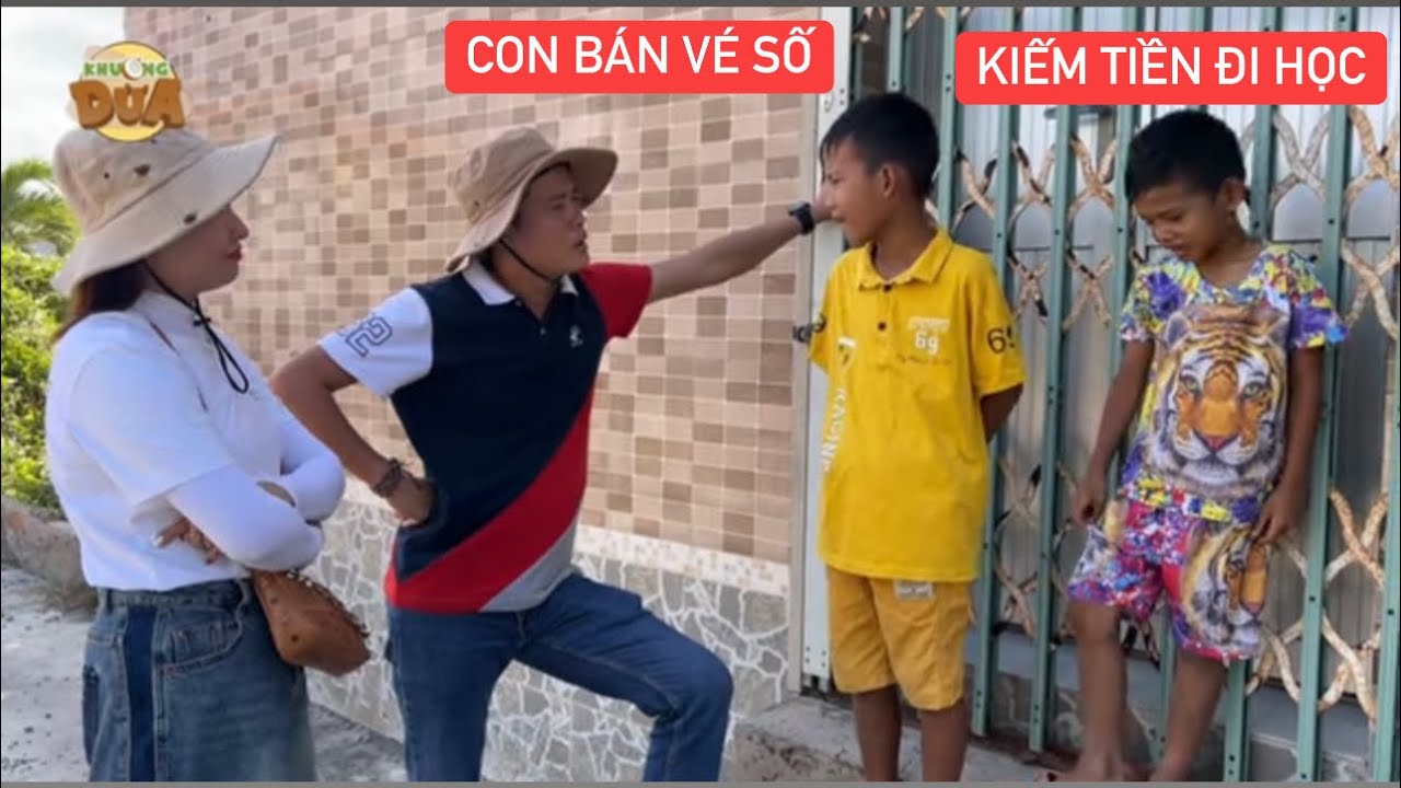 Hai anh em nhỏ xíu tranh thủ buổi trưa bán vé số kiếm tiền đi học khiến ai cũng xót