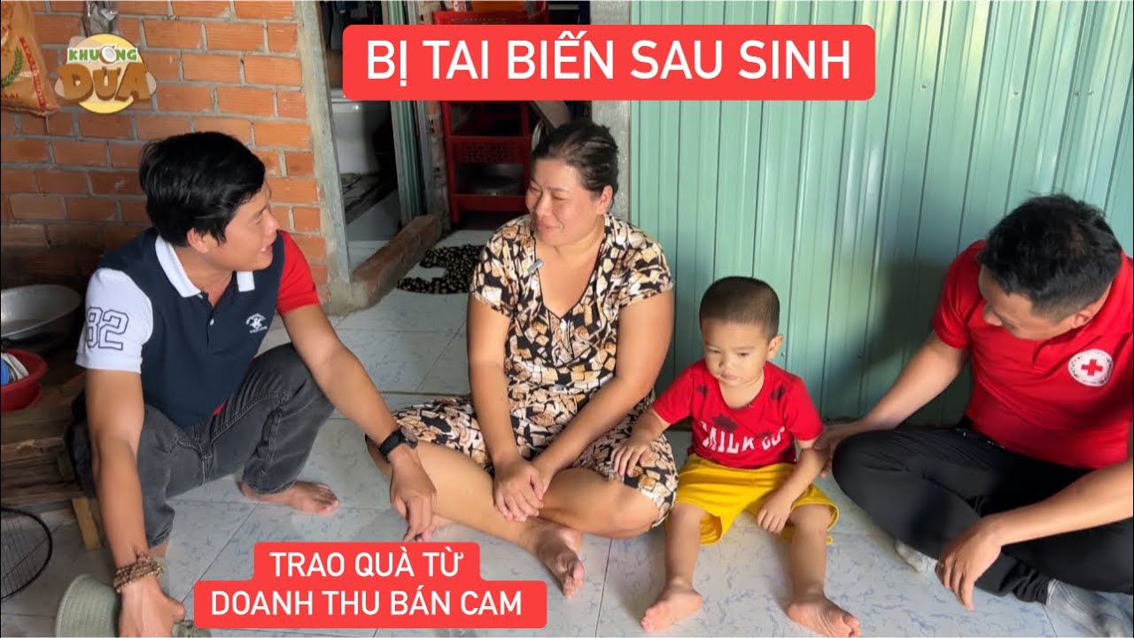 Khương Dừa trao quà từ tiền bán cam cho em gái bị tai biến sau sinh ở Cần Giờ