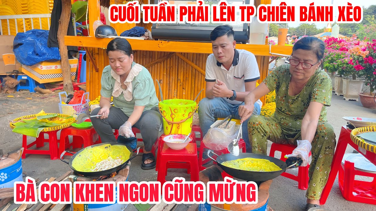 Mẹ Khương Dừa đổ bánh xèo phục vụ bà con HQ Ngôi Sao Miệt Vườn được khen ngon cũng mừng