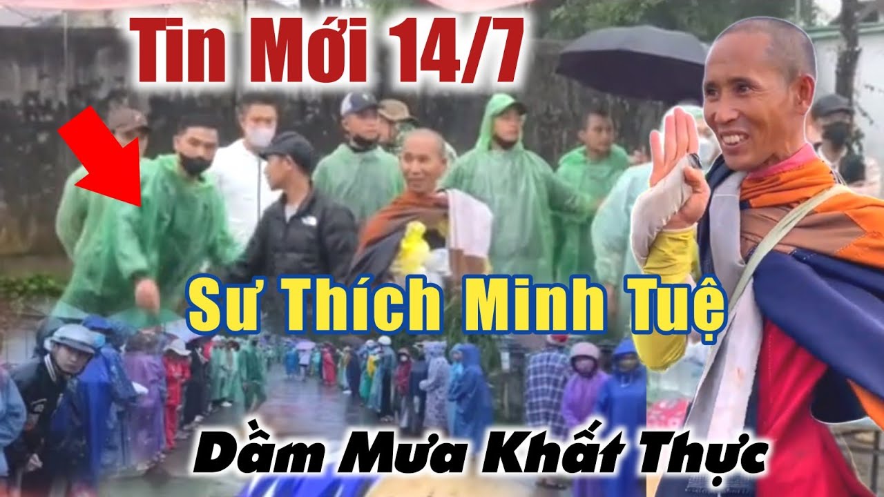 Sáng 14/7 Thầy Thích Minh Tuệ khất thực gieo duyên dầm mưa quá lơn