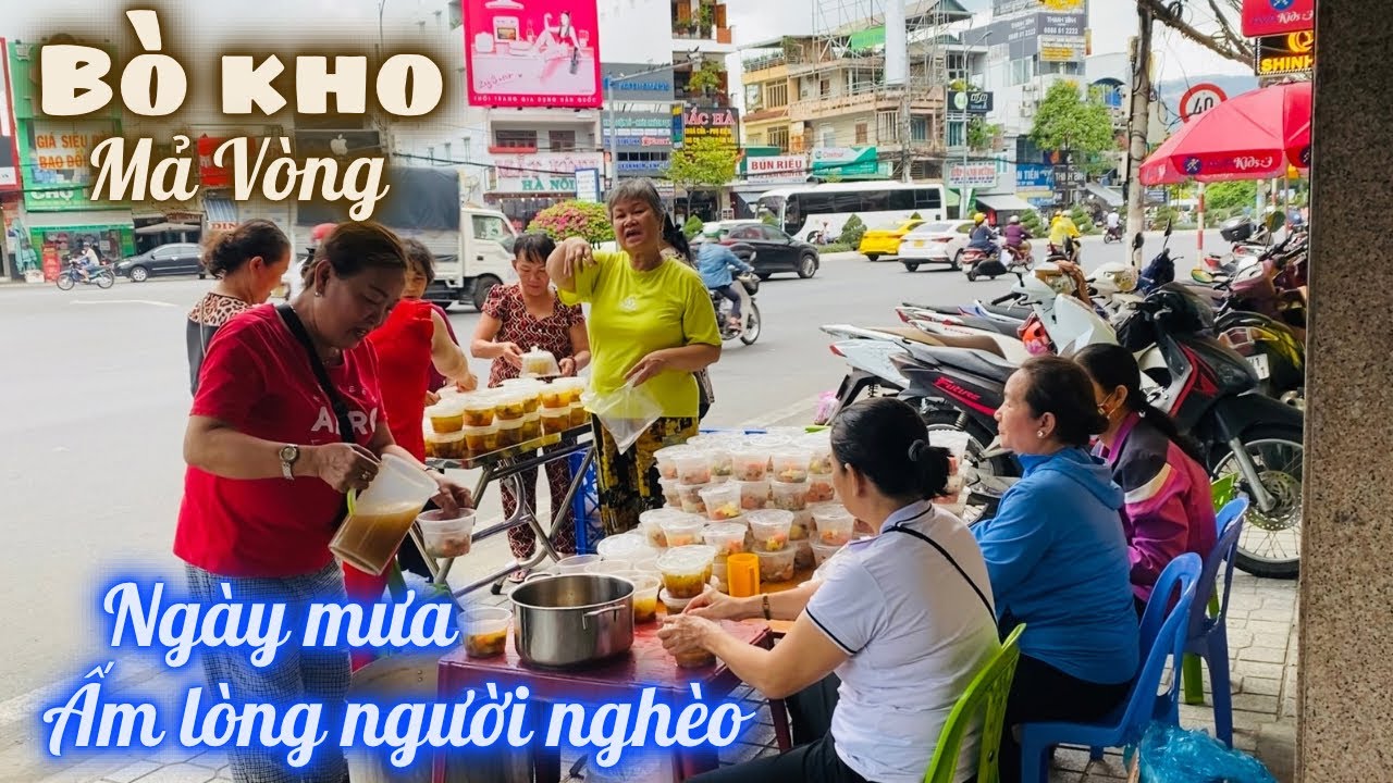 Bánh Mì Bò Kho Nóng Hổi Ấm Lòng Người Nghèo Ngày Mưa. Hội Từ Thiện Mả Vòng Anh Quang Sửa Khóa.