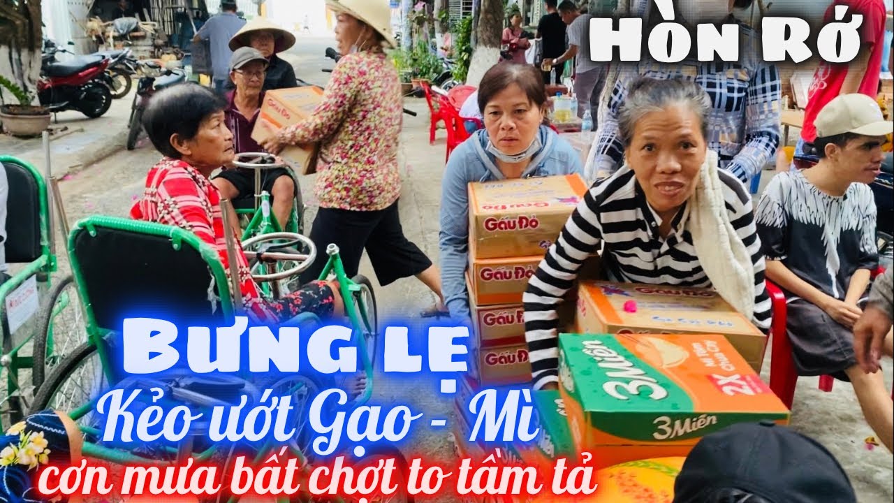 Bưng Lẹ Kẻo Ướt Gạo khi Cơn Mưa Bất Chợt Ập Đến. Ông Bà Chúc Mai U.S.A Tặng Quà Đến Người Bất Hạnh