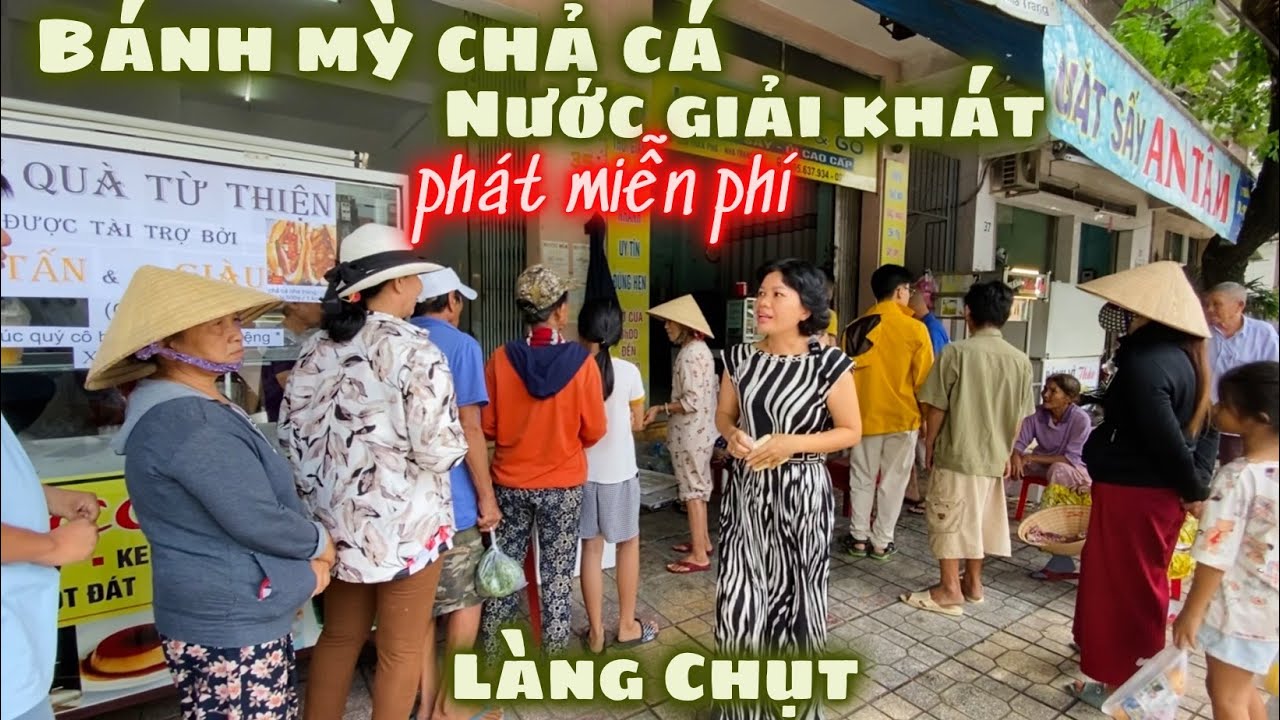 Hàng Trăm Ổ Bánh Mỳ Chả Cá Và Nước Giải Khát Miễn Phí Đến Bà Con Làng Chụt. Cảm Ơn A/C Tấn-Giàu Cali