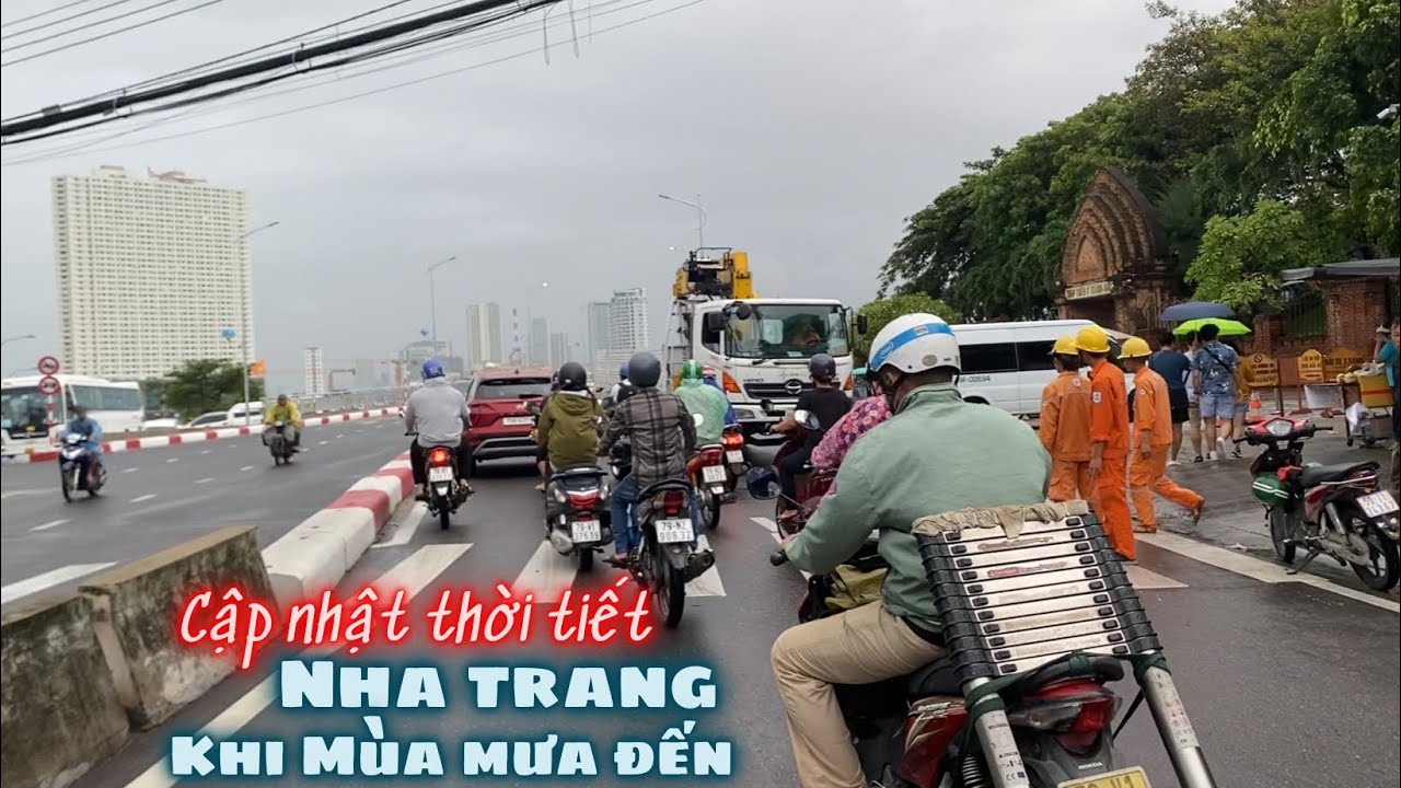 Cập Nhật Thời Tiết Nha Trang Khi Mùa Mưa Đến. Cầu Xóm Bóng Mây Mù Trắng Xóa Trời Mưa Xối Xả