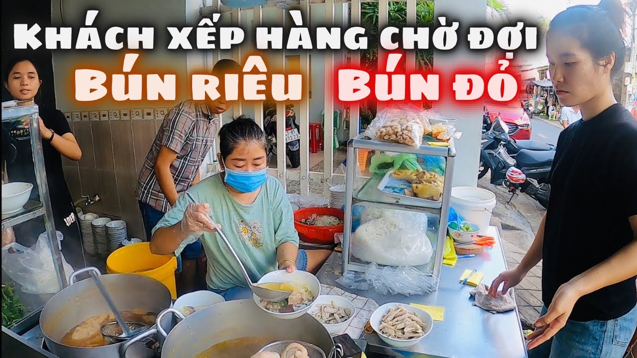 Ẩm Thực Hè Phố. Bún Riêu Bún Đỏ Ngon Hấp Dẫn Đến Nổi Khách Phải Xếp Hàng Chờ Đợi. LangThang NhaTrang