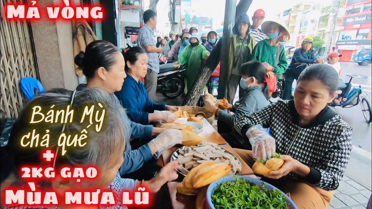 Hàng Trăm Ổ Bánh Mỳ Chả Quế Kèm 2KG Gạo Trao Đến Người Lao Động Trong Ngày Mưa Lũ Tại Mả Vòng NT