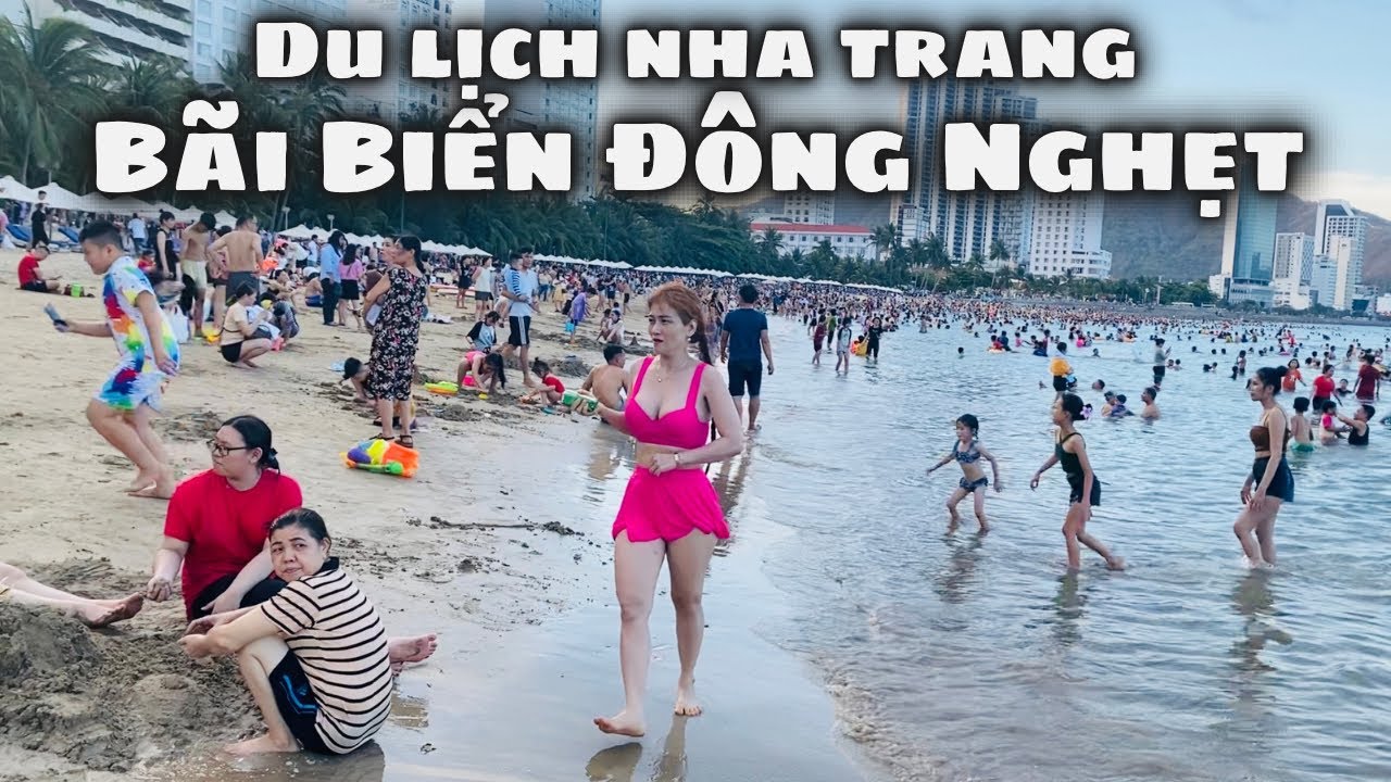 Du Lịch Nha Trang: Người dân và du khách đổ xô ra biển giải nhiệt vì thời tiết quá nóng.