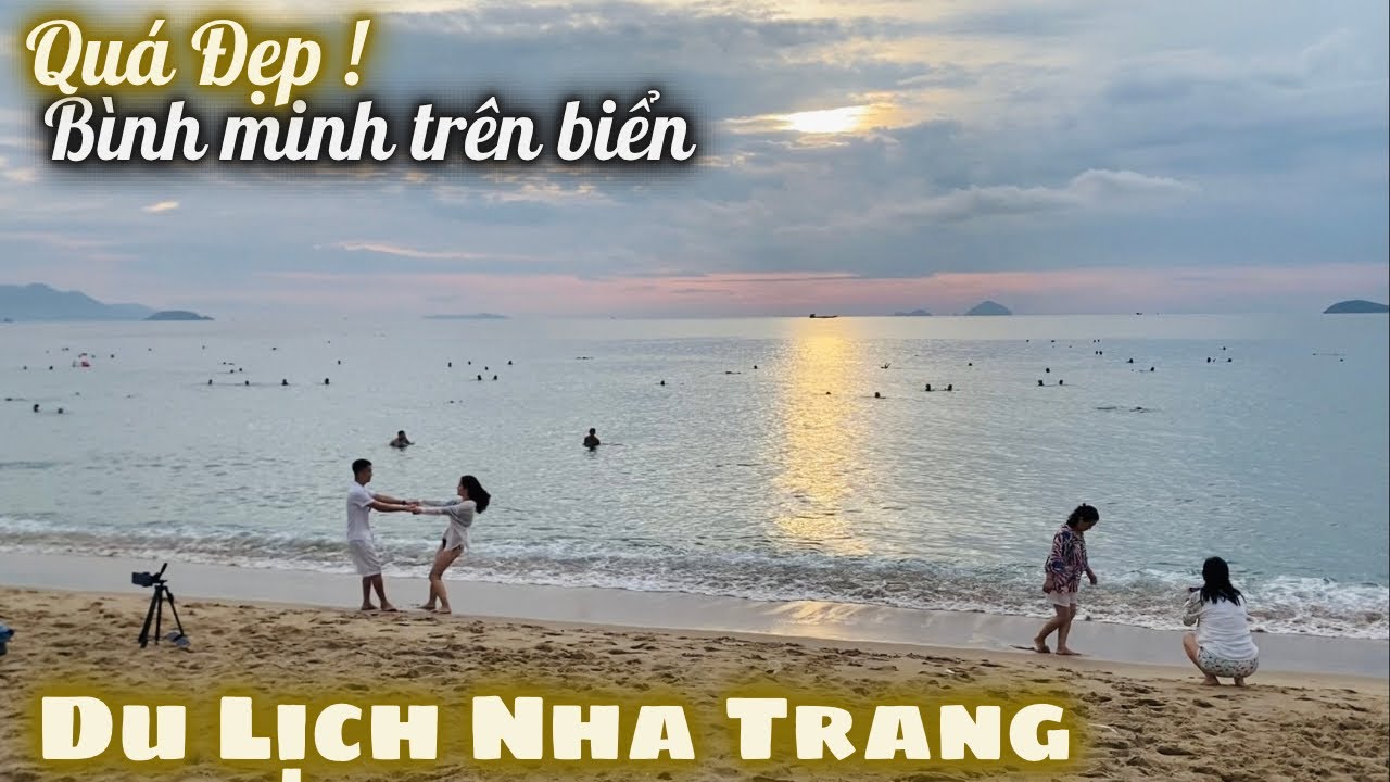 Du Lịch Nha Trang Ngắm Bình Minh Lên Quá Đẹp. Nắng Và Cát Biển Là Phương Pháp Trị Bệnh Cho Người Già