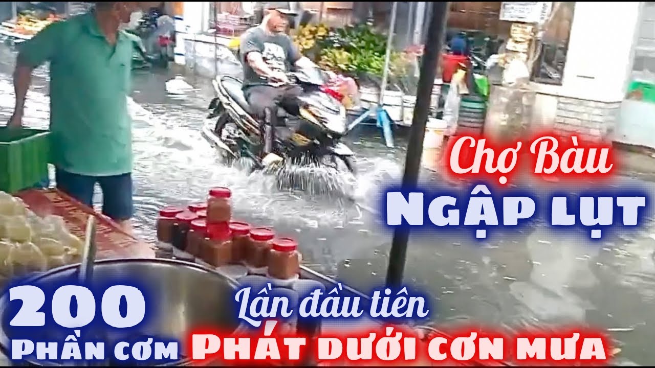 Chợ Bàu Ngập Lụt Sau Khi Hứng Trọn Cơn Mưa Tầm Tả. Lần Đầu Cô Chú USA Phát 200 Phần Cơm Dưới Cơn Mưa