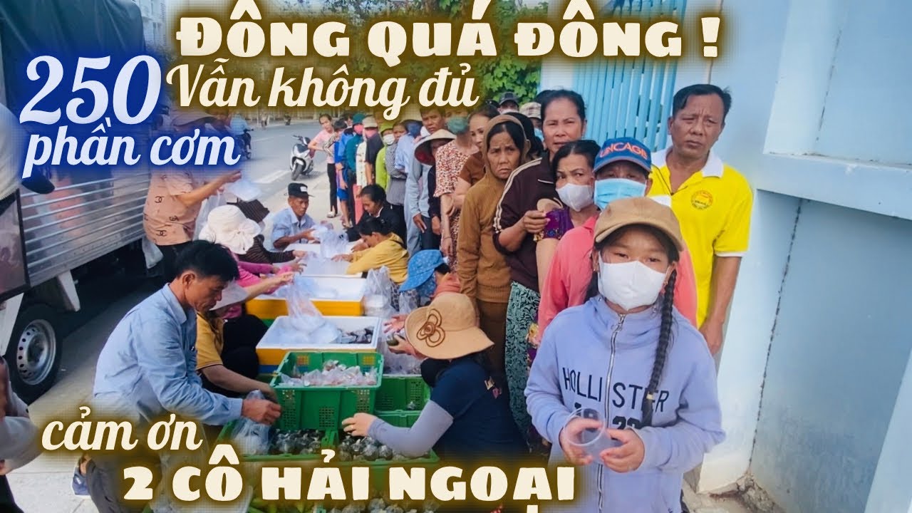 Được Báo Trước Nên Rất Đông BN - Người Chăm Bệnh Đã Tập Trung Chờ Sẵn Để Nhận Cơm. Cảm Ơn 2 Cô Xa Xứ