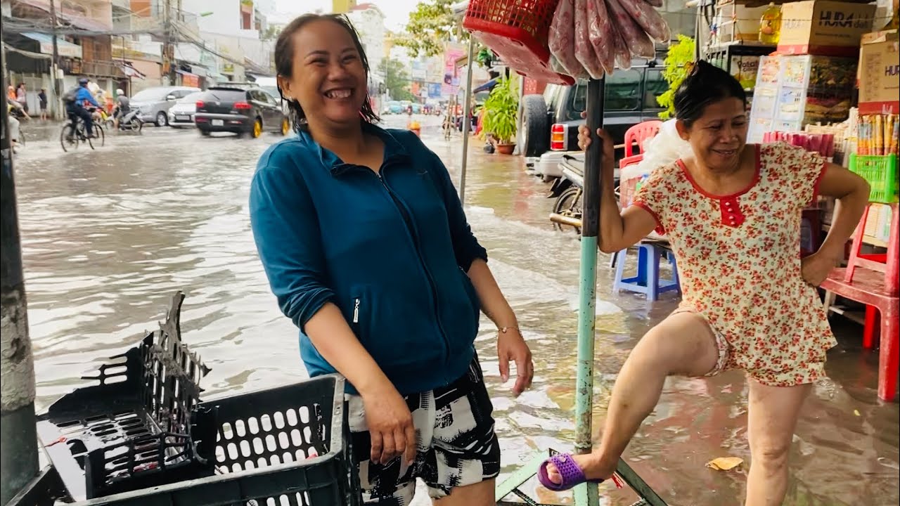 Cập Nhật Nha Trang. Mưa Ngập Lụt Nhưng Vẫn Cười Te Toét Chuyện Thường Tình Đã Diễn Ra Hơn 30 Năm Nay