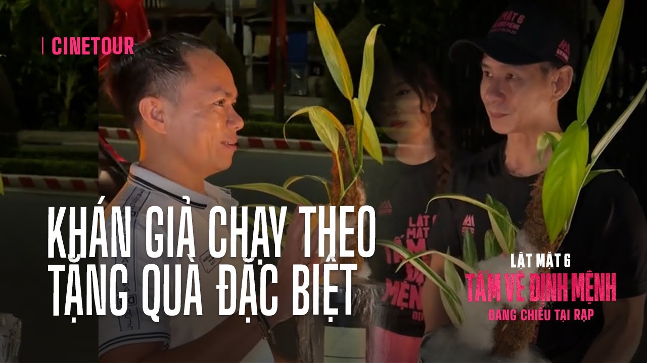 Khán giả yêu mến, chạy theo để tặng món quà đặc biệt cho đạo diễn Lý Hải | Cinetour Lật Mặt 6