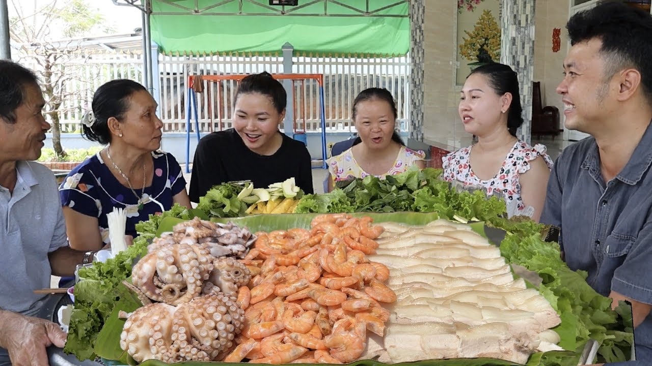 V395. Gia đình ăn Gỏi Cuốn tôm, thịt heo, bạch tuộc quá hấp dẫn