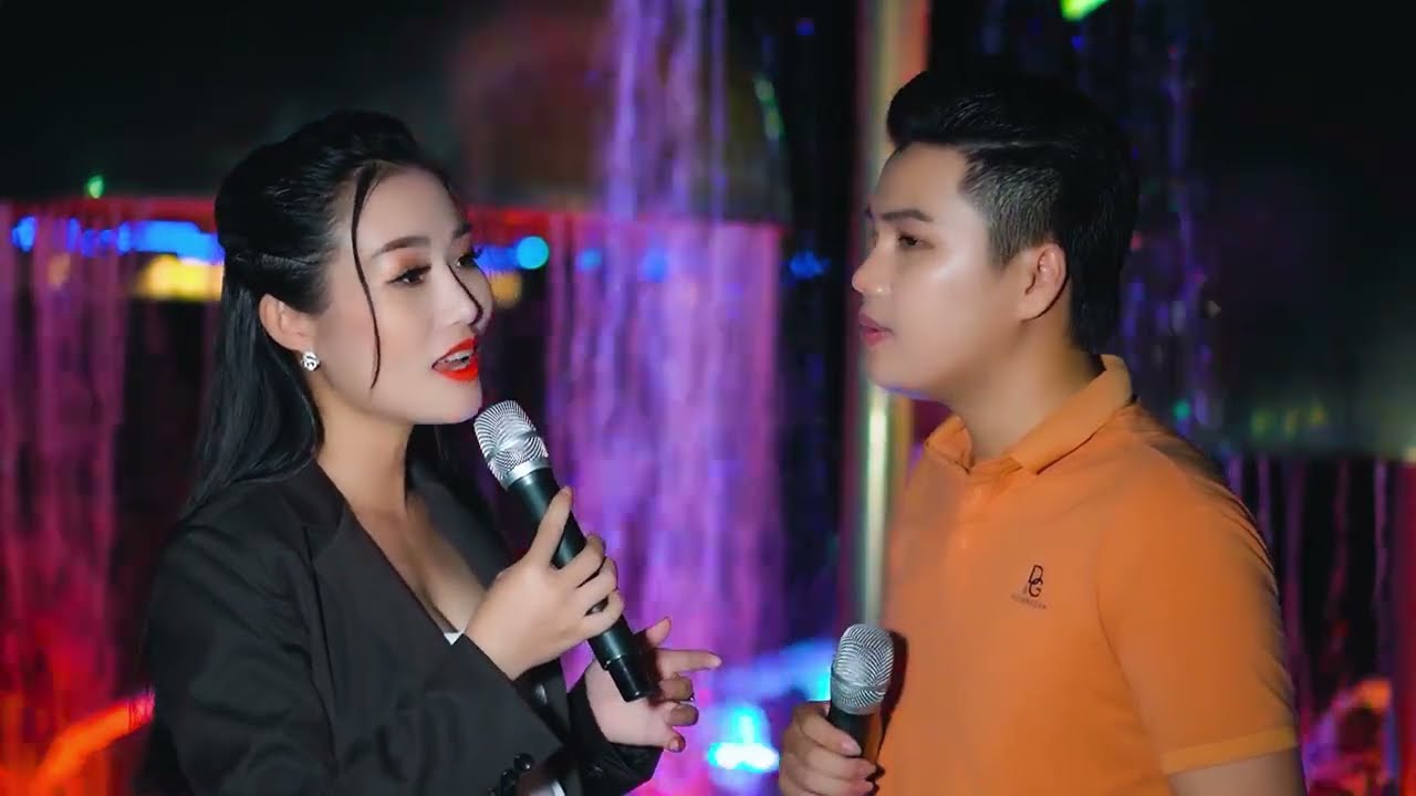 Gĩa Biệt Sài Gòn - Hai Vợ Chồng Song Ca Đường Phố Cực Chất Ai Ai Cũng Mê - Hoàng Linh ft Khánh Đan