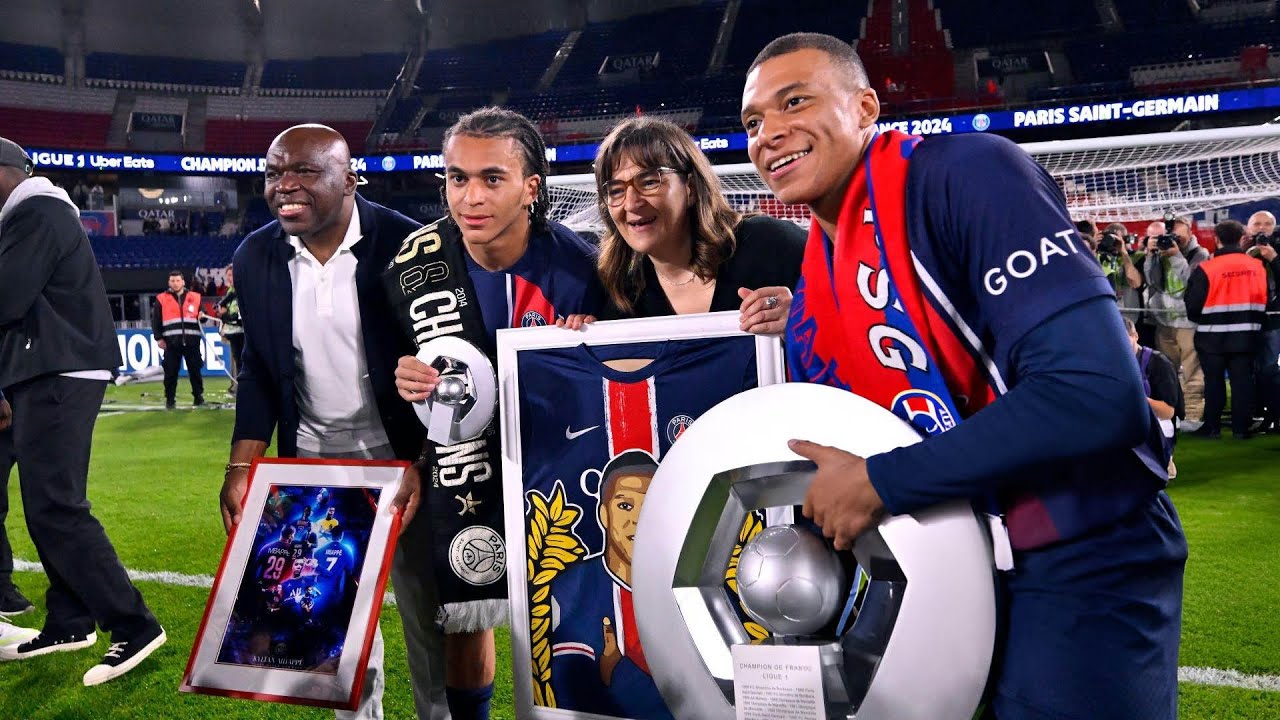 Khoảng khắc Mbappe nâng chiếc cúp Ligue 1 cùng PSG trước khi chuyển tới Real Madrid