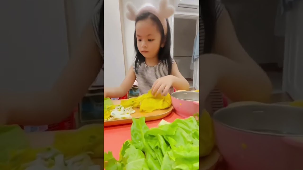 Ba mẹ vắng nhà, cô chú mukbang cùng Annie nha  🍽