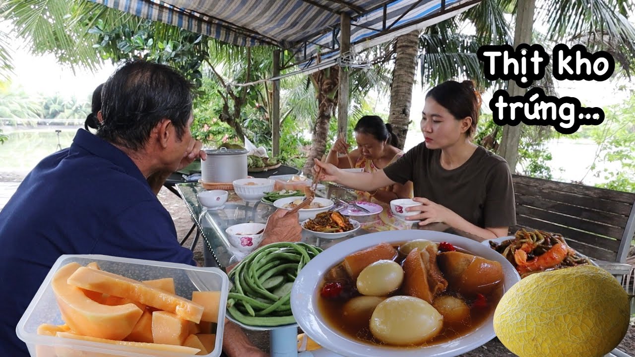 Bữa cơm gia đình: THỊT KHO TRỨNG ĐƠN GIẢN MÀ NGON. Lần đầu mẹ ăn dưa lưới này…