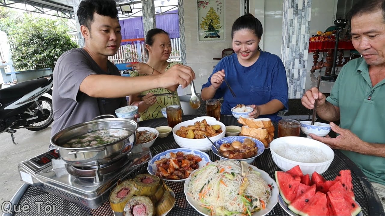 Bữa cơm của mấy cha con, qua đám còn gì ăn nấy mà 1 mâm luôn, ngon quá trời. Quê Tôi #136