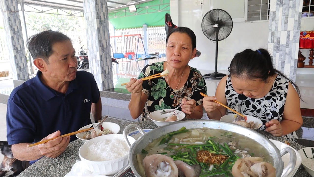 Làm theo lời bình luận: Quyên NẤU GIÒ HEO HẦM CỔ HỦ DỪA, ai cũng khen hết trơn