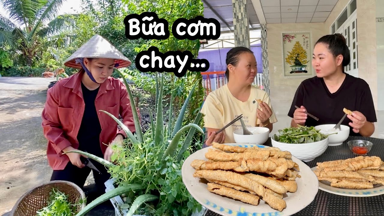 Cô cháu cuốc đất, mần cỏ. BỮA CƠM CHAY ngon lành từ mì căn Quyên tự làm. Quê Tôi #125