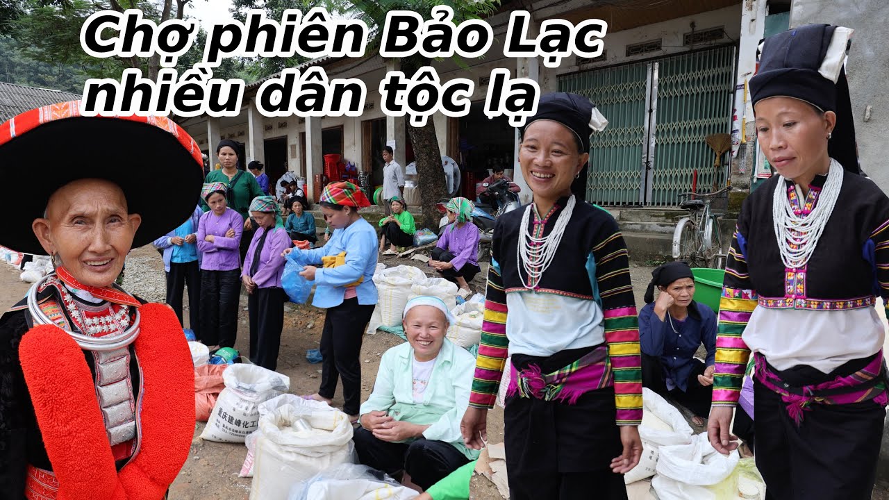 Chợ phiên Bảo Lạc nằm giữa 2 con sông-nơi giao lưu của nhiều dân tộc vùng đông bắc