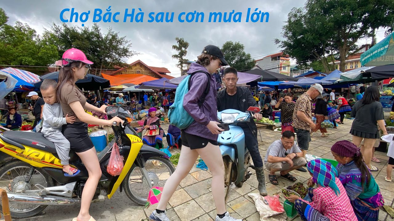 Chợ Bắc Hà mở rộng quy mô - du khách vẫn đi chợ như chảy hội dưới mưa săn đặc sản