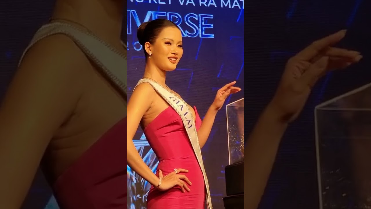 Khoảnh khắc HƯƠNG LY cùng BÙI QUỲNH HOA chụp ảnh với vương miện MISS UNIVERSE VIETNAM 2023