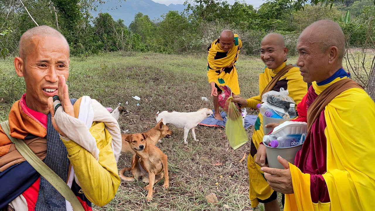 Thầy Minh Tuệ ứa lệ khi thấy cảnh này, Thầy Tịnh Độ thầy Tịch Quang đi khất thực nhà dân