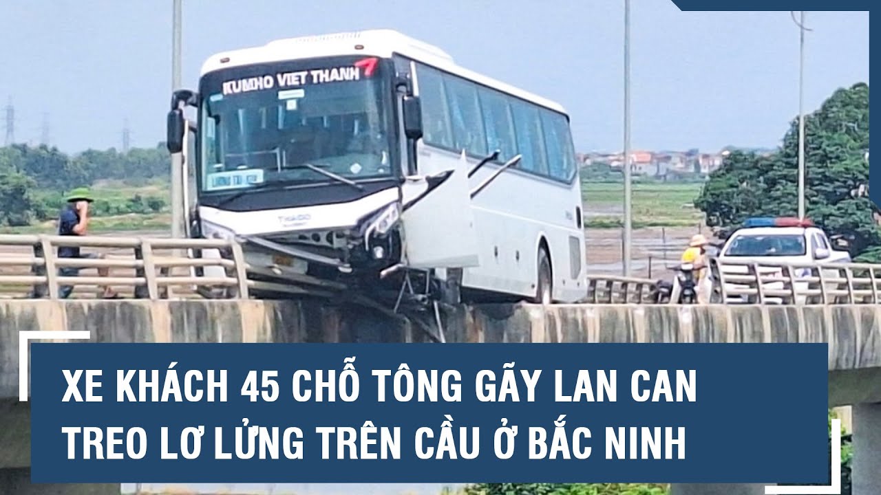 Xe khách 45 chỗ tông gãy lan can, treo lơ lửng trên cầu ở Bắc Ninh l VTs