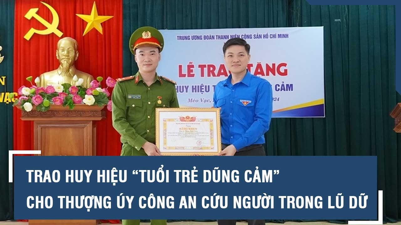 Trao Huy hiệu “Tuổi trẻ dũng cảm” cho Thượng úy Công an cứu người trong lũ dữ l VTs