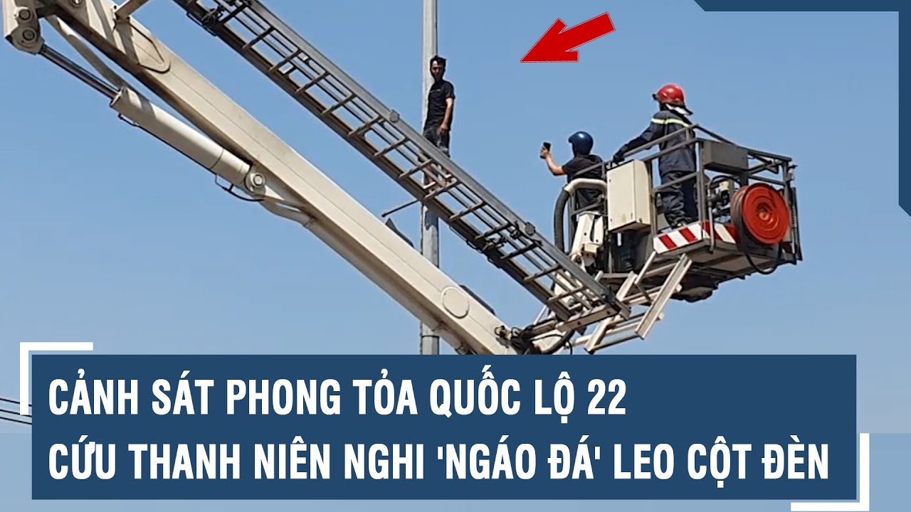 Cảnh sát phong tỏa Quốc lộ 22, cứu thanh niên nghi 'ngáo đá' leo cột đèn l VTs