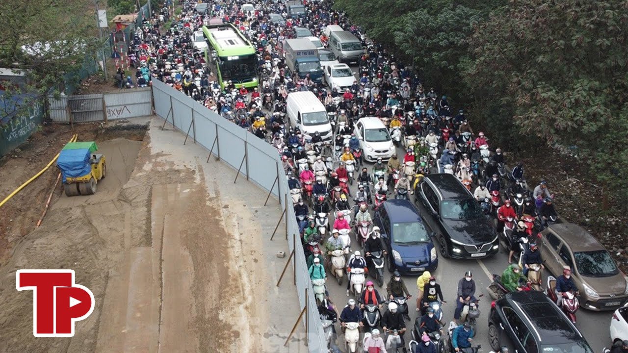 Tắc 'khủng khiếp' trên đại lộ Thăng Long vì hàng rào thi công vẫn chưa điều chỉnh | Tiền Phong TV